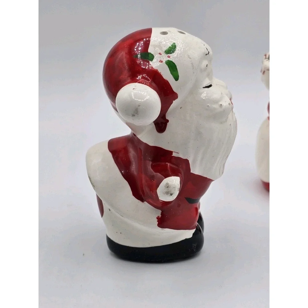 Vintage Mr. and Mrs. Santa Claus  Salt Pepper‎ Shakers Kissing Ceramic